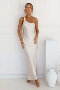 Détail d'une élégante robe longue en satin champagne avec finition lisse et brillante
