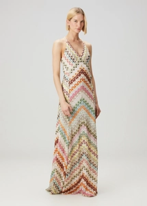 Détail du motif chevron coloré et du décolleté en V de cette robe longue élégante