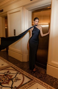 Détail d'une robe de soirée élégante en satin noir avec longue écharpe et dos nu luxueux