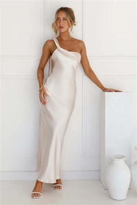 Robe longue élégante en satin blanc à une épaule avec fente latérale et drapé fluide