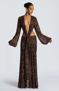 Dettaglio di abito lungo leopardato con ritagli in vita e morbido tessuto in chiffon