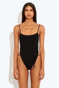 Détail d'un monokini noir avec découpes latérales, fines bretelles et bijoux de taille