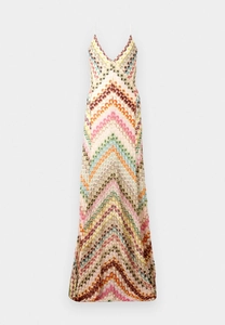 Gros plan détaillé du motif au crochet coloré sur une longue robe longue à col en V