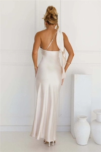 Vue arrière de la robe de soirée en satin champagne avec dos nu asymétrique et fente