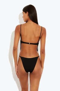 Vue arrière d'un monokini noir élégant avec dos nu et fines bretelles réglables