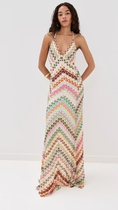 Détail de robe dos nu à col en V profond avec motif chevron coloré et vibrant