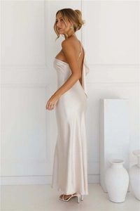 Détail du dos drapé élégant et du tissu en satin brillant sur la robe de soirée blanc perle