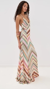 Détail du tissage en zigzag coloré sur une robe longue bohème avec col licou élégante