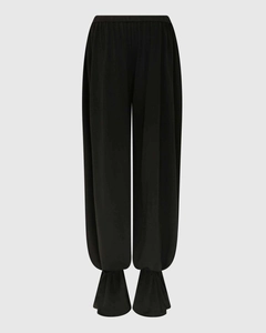 Détail du pantalon de jogging noir ample avec taille élastique et chevilles resserrées