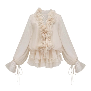 Détails de la blouse en mousseline beige avec volants floraux 3D et col en V lacé