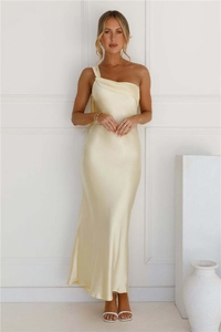 Vue détaillée de la robe en satin champagne avec décolleté drapé et texture soyeuse