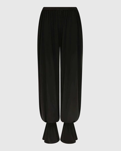 Détail d'un pantalon bouffant noir à taille haute avec chevilles froncées et tissu léger