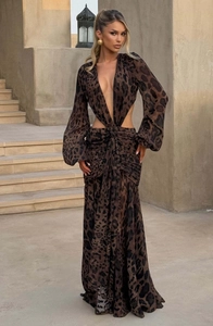 Dettagli dell'abito in chiffon leopardato con scollo a V profondo e tagli sulla vita