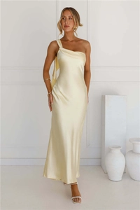 Détail du col bénitier élégant d'une robe longue en satin champagne avec fente latérale