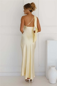 Vue arrière d'une robe maxi en satin champagne avec détail élégant de volants