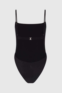 Détail du body noir dos nu avec accessoires en métal argenté et fines bretelles réglables