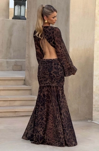 Dettaglio della schiena scoperta e dell'orlo a sirena di un abito in chiffon leopardato