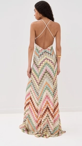 Détail des lanières croisées dos nu sur la robe longue à motif chevrons multicolores