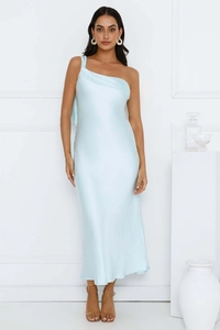 Détail de la robe en satin bleu clair à une épaule avec drapé élégant et fente haute