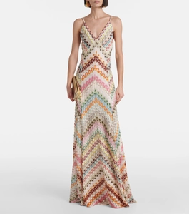 Détail d'une robe élégante à bretelles col en V avec motifs ondulés colorés et tissu fluide