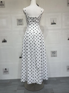 Gros plan d'une robe à pois montrant la taille ajustée et la fermeture éclair invisible