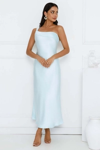 Détail d'une robe asymétrique en satin bleu clair avec fente et texture soyeuse