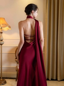 Robe de soirée élégante en satin rouge foncé dos nu avec licou et longs rubans