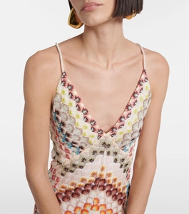 Détail du motif au crochet complexe et du décolleté en V de cette robe d'été