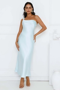 Détail du satin bleu clair d'une robe asymétrique avec fente haute élégante et soyeuse