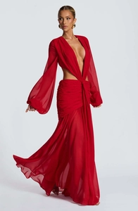 Dettaglio dell'abito da sera in chiffon rosso con scollo a V profondo e gonna arricciata