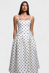 Détail de la robe blanche à pois avec encolure carrée et larges bretelles ajustées