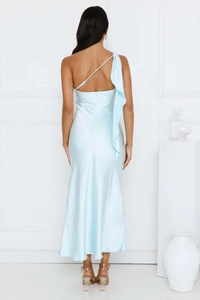 Détail d'une robe en satin bleu clair avec un volant asymétrique élégant et vue arrière