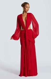 Dettaglio dell'abito lungo in chiffon rosso con cut-out in vita ed elegante drappeggio annodato