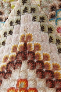 Détail macro de broderie en dentelle colorée avec maille alvéolée et texture florale