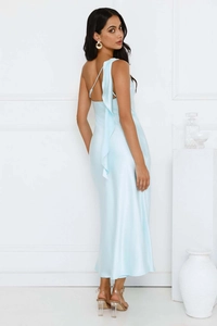 Détail de la robe en satin bleu clair à une épaule avec volant et fente élégante