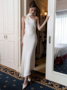 Robe de soirée élégante en satin blanc avec dos nu et coupe ajustée au design sophistiqué