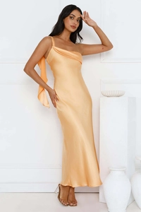 Détails de la robe longue asymétrique en satin abricot élégante avec une fente latérale chic