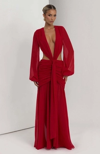 Dettaglio dell'abito in chiffon rosso con profondo scollo a V ed elegante apertura in vita