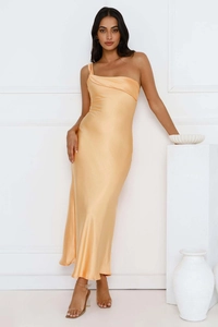 Détail d'une élégante robe longue en satin champagne avec fente latérale et plis