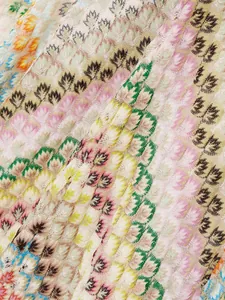 Détail du tissu en dentelle au crochet multicolore avec des motifs tricotés complexes