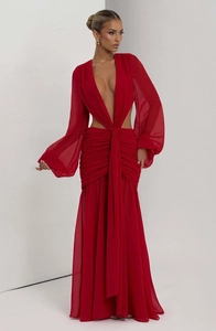 Vista dettagliata dell'abito in chiffon rosso con scollo a V profondo e ritagli in vita