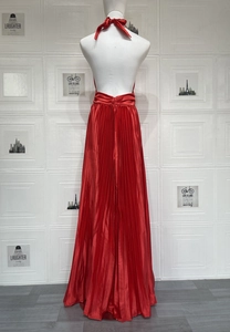 Vue détaillée du dos de la robe longue plissée en satin rouge avec licou et dos nu