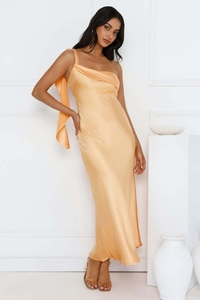 Détail de la robe en satin champagne montrant l'épaule dénudée et la texture soyeuse du tissu