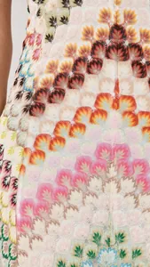 Gros plan détaillé d'une robe en dentelle bohème avec broderie florale au crochet coloré
