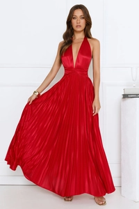 Détail de la robe en satin rouge plissé avec décolleté en V et texture métallique