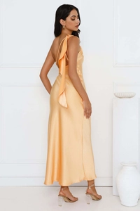 Détail de robe en satin champagne élégante avec volants drapés et design dos nu chic