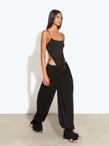 Ensemble femme avec body noir dos nu et pantalon large à cordon de serrage chic