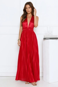 Détails de la robe de soirée rouge plissée avec texture soyeuse et décolleté en V profond