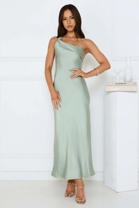 Détail de la robe en satin vert menthe avec une encolure asymétrique à une épaule