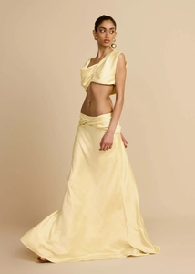 Detailansicht des blassgelben Satin-Sets mit bauchfreiem Top und Maxirock mit Falten
